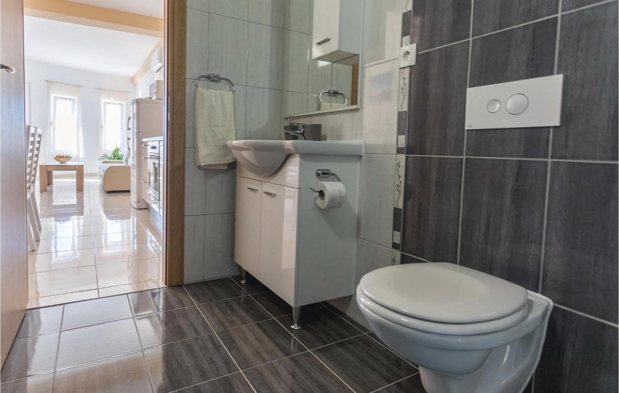 1 Bedroom Amazing Apartment In Komarna Klek Zewnętrze zdjęcie
